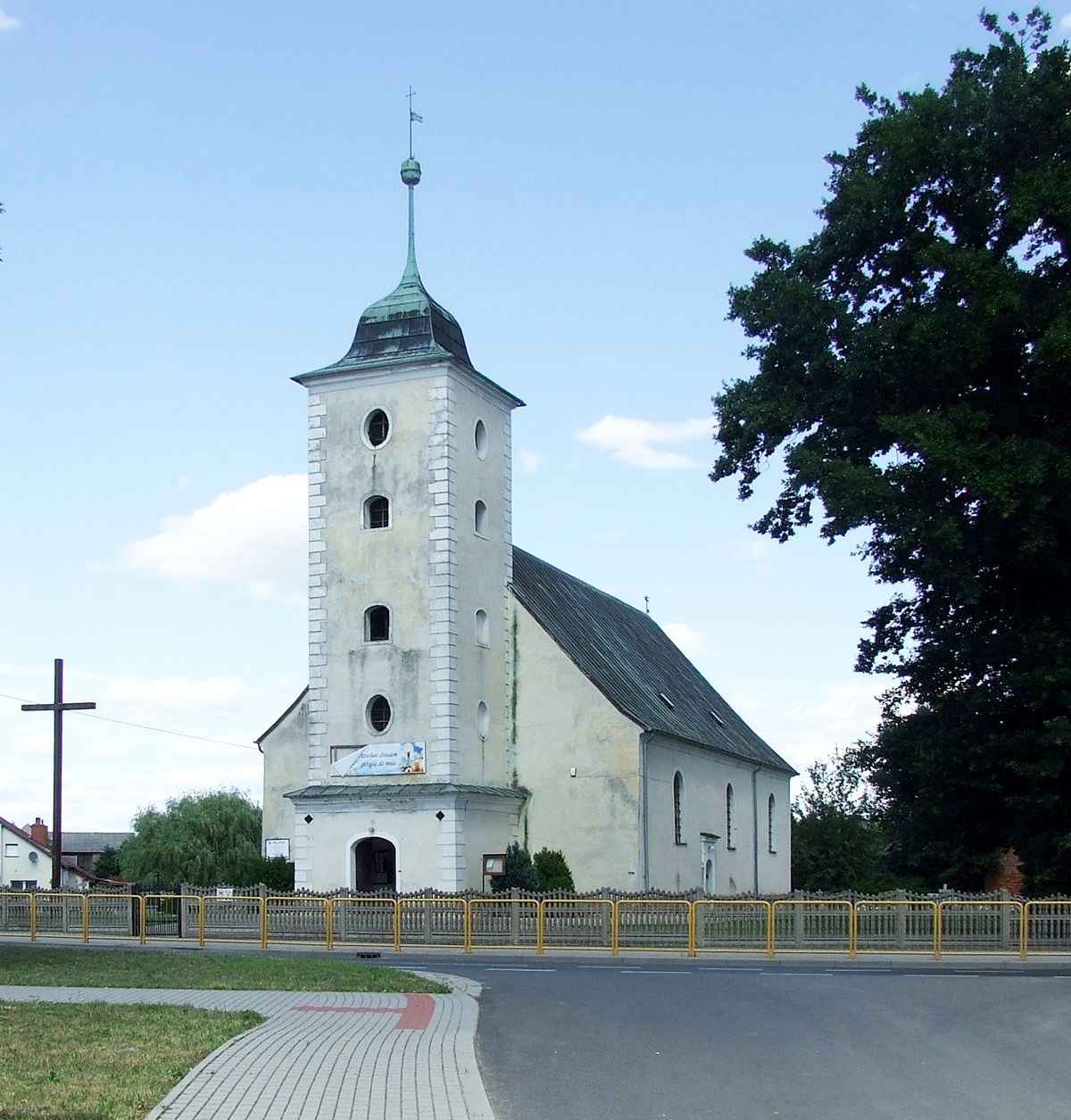 Ilustracja do informacji: Kościół pw. Wniebowzięcia NMP w Lesznie Dolnym będzie mieć nową elewację