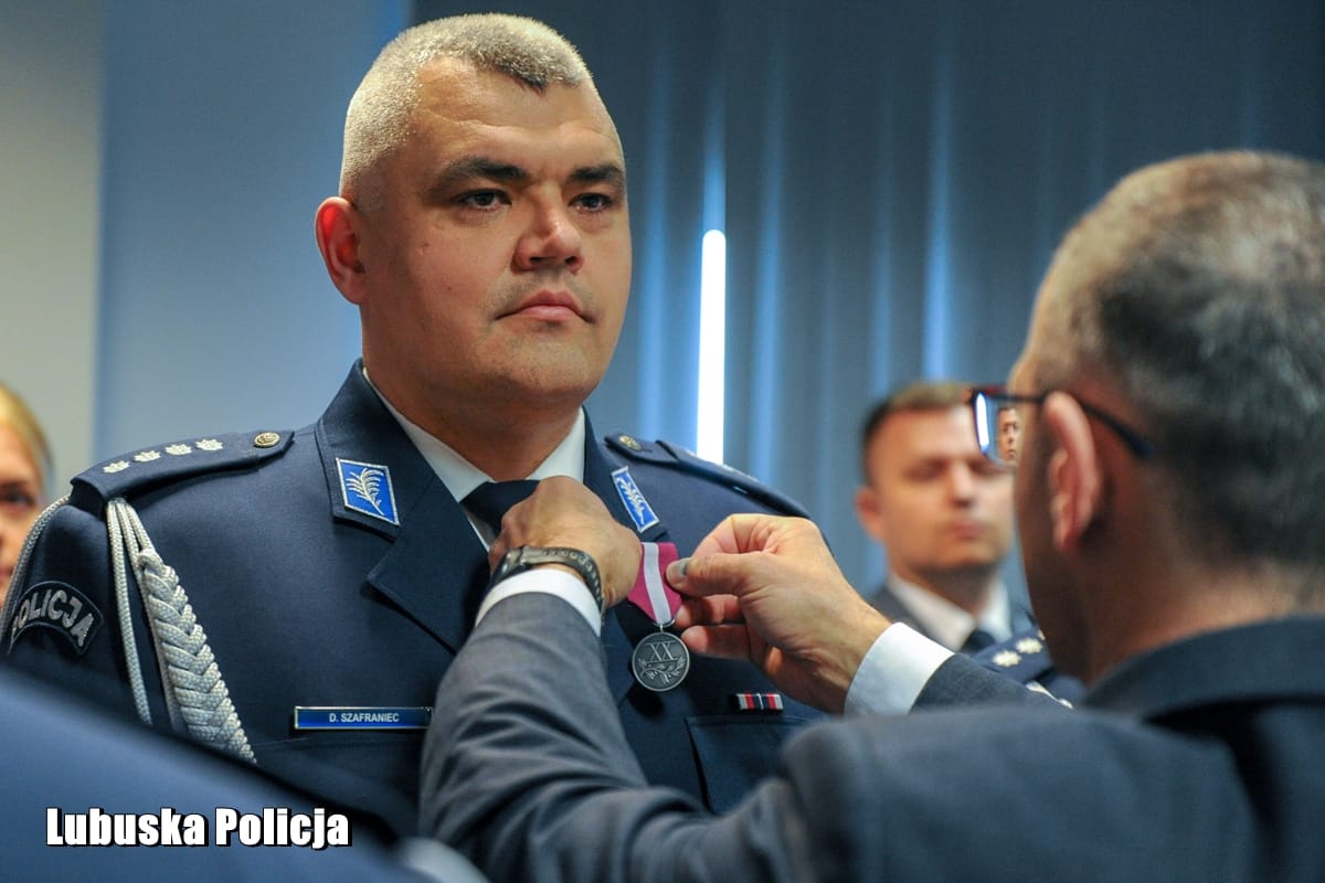 Ilustracja do informacji: Komendant Komisariatu Policji w Szprotawie odznaczony Srebrnym Medalem